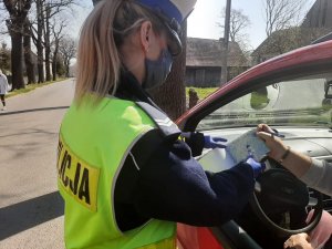 Policjantka RD nakłada mandat na kierowcę