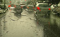 Auto w deszczu