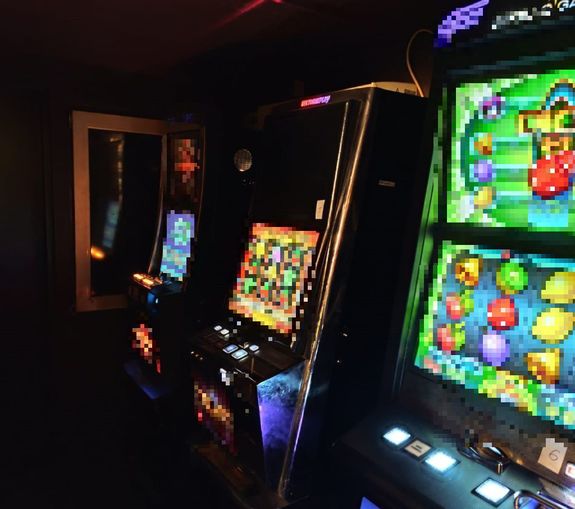 pomieszczenie, w którym znajdują się automaty do gier hazardowych