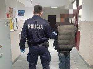 Naruszył nietykalność cielesną policjantów, znieważył i groził im - został aresztowany