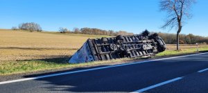 Silny wiatr zepchnął auto do rowu. Policja apeluje o ostrożność!