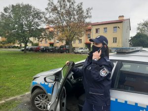 Nadzór policji nad domową kwarantanną - policjanci od miesięcy wspierają działania mające na celu powstrzymanie rozprzestrzeniania się choroby zakaźnej COVID-19