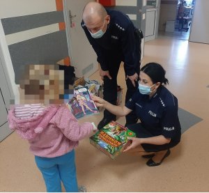 Policjanci przekazali zabawki dla dzieci z oddziału pediatrycznego Jaworskiego Centrum Medycznego