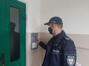 Nadzór policji nad domową kwarantanną