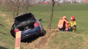 Nieprawidłowe wyprzedzanie przyczyną kolizji w Małuszowie. Policjanci apelują o ostrożność!