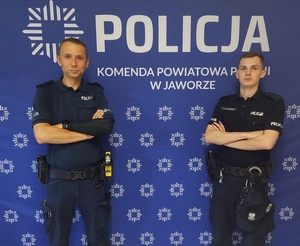 Chciał popełnić samobójstwo skacząc z okna. Pomogli jaworscy policjanci