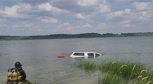 Auto stoczyło się do wody. Policja apeluje o ostrożność!