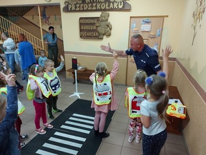 "Bezpieczna droga do szkoły", czyli kolejne zajęcia z przedszkolakami