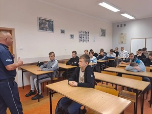 Policjant rozmawiał z uczniami PCKZ o używkach