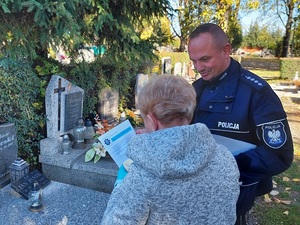 Policjanci ostrzegają. Na cmentarzach pilnuj torebki i portfela!