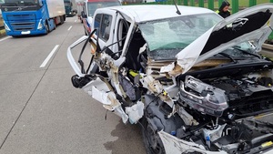 Zaśnięcie kierowcy przyczyną kolizji na autostradzie A4. Policja apeluje o ostrożność!