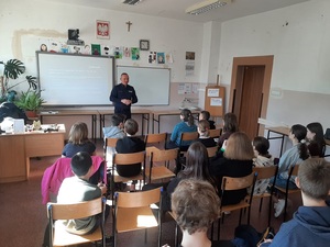 Policjant rozmawiał z uczniami Szkoły Podstawowej nr 4 w Jaworze o używkach