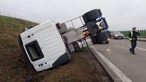 Zaśnięcie kierowcy przyczyną wczorajszej kolizji na autostradzie A4. Policja apeluje o ostrożność!