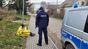 Jaworscy policjanci pomogli mężczyźnie, któremu groziło wychłodzenie