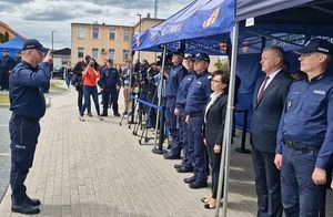 Uroczysta zbiórka związana z podpisaniem aktu erekcyjnego budowy nowego Posterunku Policji w Męcince