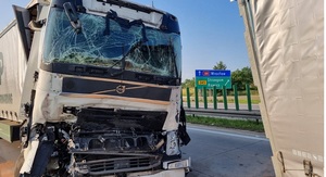 Groźne zdarzenie drogowe na A4. Policja apeluje do kierowców o ostrożność!