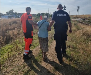 Skrajnie wyczerpana seniorka leżała przy torowisku. Pomogli jaworscy policjanci