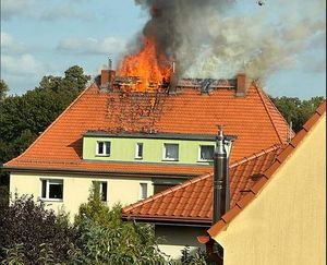 Pożar budynku w Jaworze - dzięki szybkiej reakcji mieszkańców i działaniom jaworskich policjantów, nikt z mieszkańców nie odniósł obrażeń