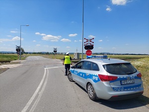 Przejeżdżasz pojazdem przez torowisko. Zrób to bezpiecznie, aby nie doprowadzić do wypadku!