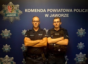 Jaworscy policjanci ewakuowali mieszkańców z palącego się budynku. W pożarze mieszkania zginęło dwóch mężczyzn