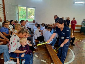 Jaworscy policjanci odwiedzili uczniów z Pogwizdowa, aby porozmawiać o bezpieczeństwie