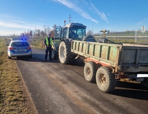 Niecodzienna sytuacja. Ciągnik rolniczy na ekspresówce