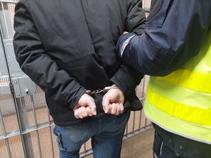 Nietrzeźwy kierowca uderzył w auto – był poszukiwany i trafił za kratki