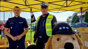 Policjanci rozmawiali o bezpiecznych wakacjach na Pikniku Rodzinnym w Męcince
