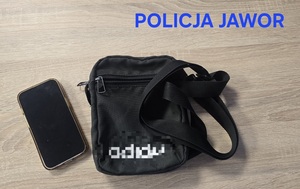 „Znalazca” okazał się złodziejem – szybka reakcja jaworskich policjantów