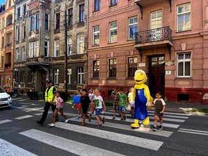 Policjanci wspólnie z Panem Mrówką uczyli uczniów, jak bezpiecznie przechodzić przez jezdnię