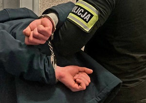 Nie miał prawa prowadzić, a jednak jechał – pijany kierowca poszukiwany listem gończym zatrzymany na autostradzie A4 przez jaworskich policjantów