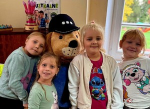 O bezpieczeństwie w drodze do przedszkola, czyli wizyta jaworskiej policjantki w „Prymusku”