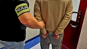 Koniec złodziejskiego procederu – pracownik hurtowni w rękach jaworskich policjantów