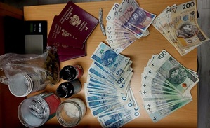 Narkotyki w lodówce, przewodzie kominowym i aucie. Skuteczna akcja jaworskich kryminalnych w centrum miasta