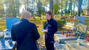 Policjanci ostrzegają. Na cmentarzach pilnuj portfela i torebki!