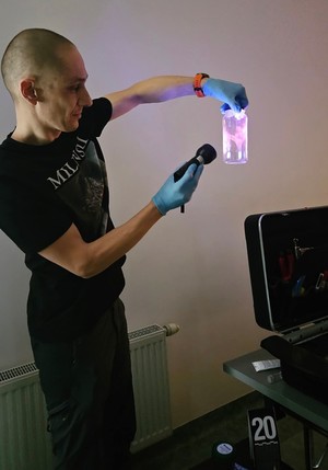 Technik kryminalistyki z jaworskiej komendy przeprowadził wyjątkowe zajęcia w WTZ