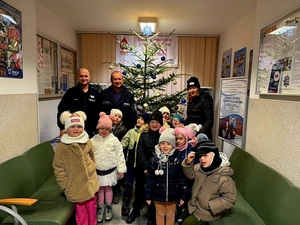 Świąteczna wizyta najmłodszych w jaworskiej komendzie