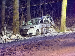 Z kina prosto do szpitala – śliska droga i brak doświadczenia doprowadziły do wypadku