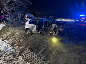 Groźne zdarzenie drogowe w powiecie jaworskim. Oślepiające światła doprowadziły do wypadku