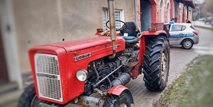 Nietrzeźwy 52-latek za kierownicą ciągnika. Niebezpieczna jazda przerwana przez policjantów z Bolkowa