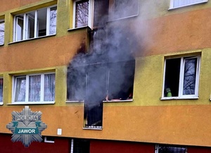 Jaworscy policjanci ewakuowali mieszkańców z palącego się budynku. W mieszkaniu znaleziono zwłoki mężczyzny