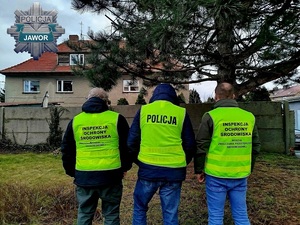Nielegalna „rozbiórka” pojazdów na prywatnej posesji. 30-latek zatrzymany