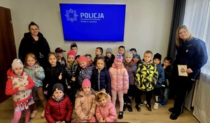 Małe serca, wielkie życzenia – przedszkolaki odwiedziły jaworską komendę