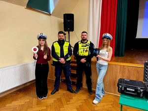 Jaworscy policjanci w I LO – maturzyści poznali kulisy służby w Policji