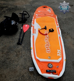 Zabezpieczona deska SUP – czyja to własność? Jaworska Policja szuka właściciela