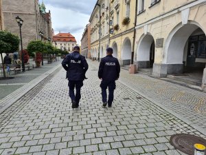 Policjanci patrolujący ulice jaworskiego rynku