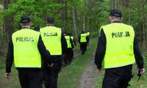 Zdjęcie policjantów w żółtych kamizelkach w lesie