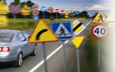 Zdjęcie drogi, pojazdów i znaki drogowe