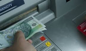 Policjant znalazł przy bankomacie pieniądze i przyniósł je na komendę