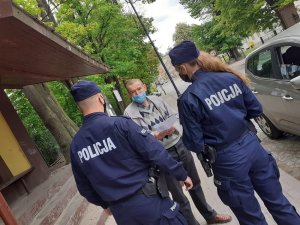 Policjanci rozmawiają z przechodniem